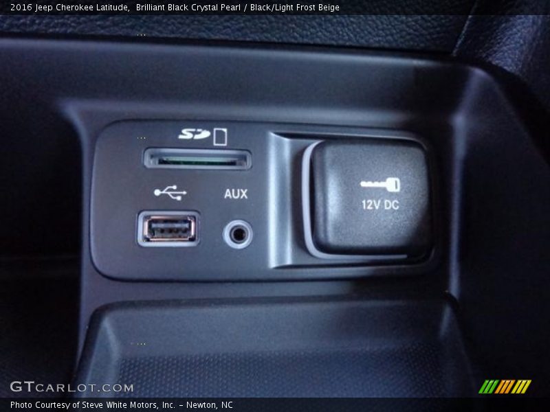Brilliant Black Crystal Pearl / Black/Light Frost Beige 2016 Jeep Cherokee Latitude