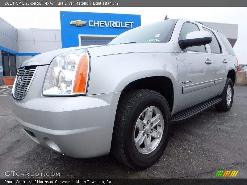Front 3/4 View of 2011 Yukon SLT 4x4