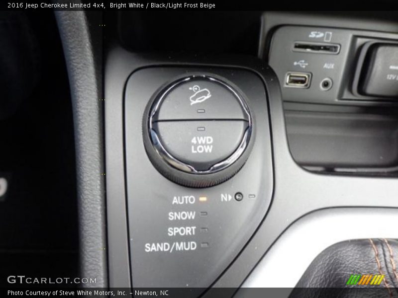 Bright White / Black/Light Frost Beige 2016 Jeep Cherokee Limited 4x4