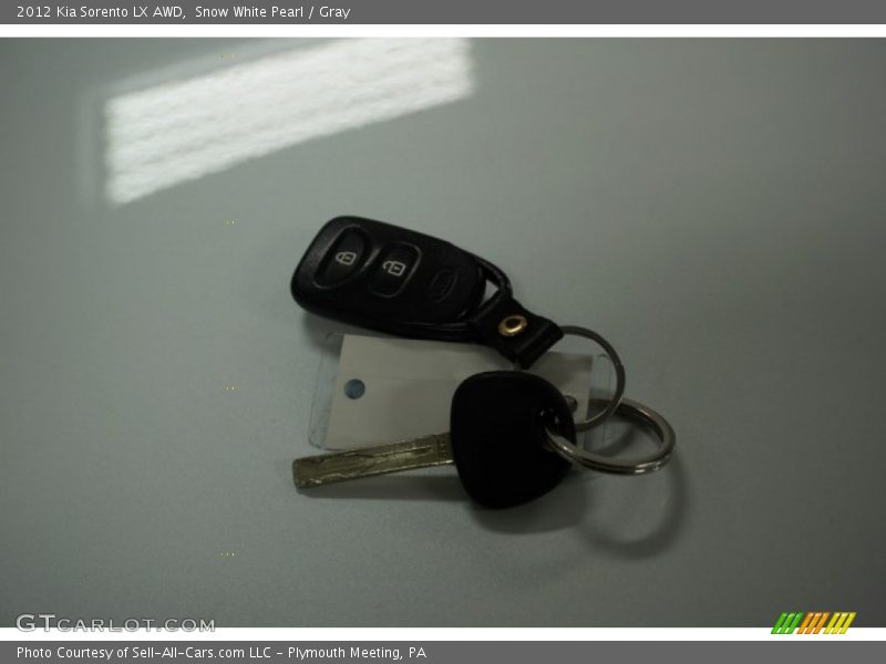 Snow White Pearl / Gray 2012 Kia Sorento LX AWD