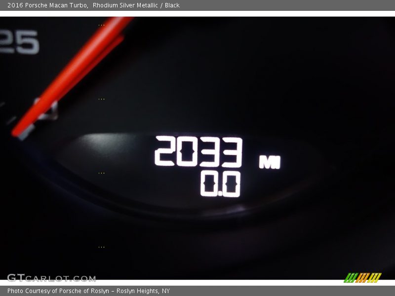 Rhodium Silver Metallic / Black 2016 Porsche Macan Turbo