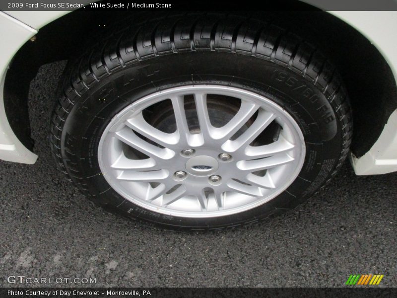 White Suede / Medium Stone 2009 Ford Focus SE Sedan