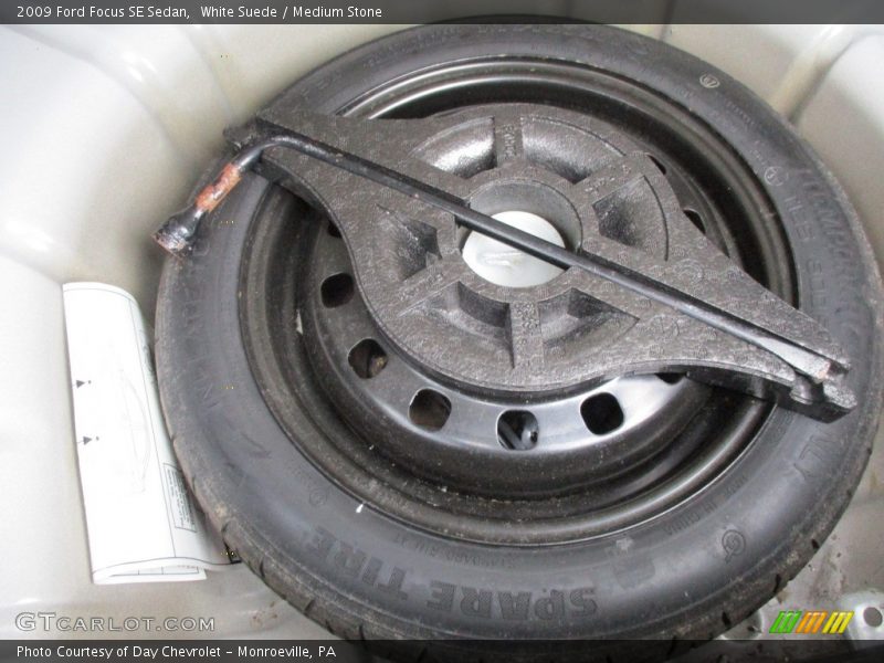 White Suede / Medium Stone 2009 Ford Focus SE Sedan