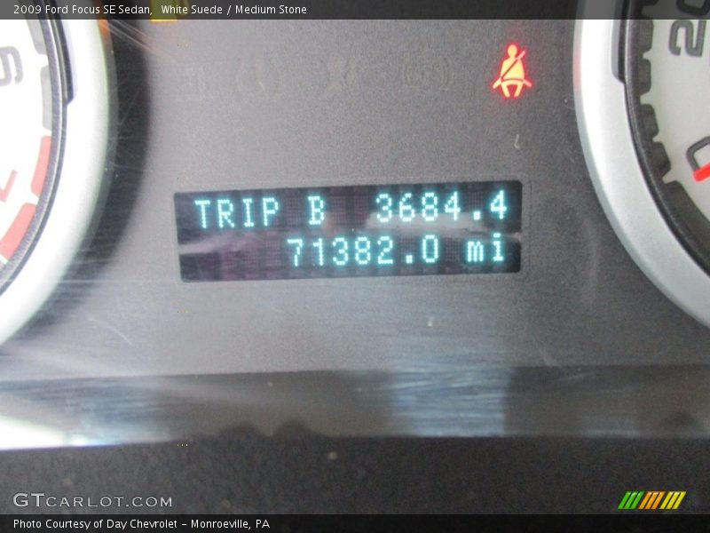 White Suede / Medium Stone 2009 Ford Focus SE Sedan