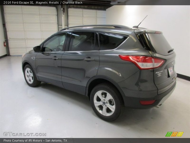 Magnetic Metallic / Charcoal Black 2016 Ford Escape SE