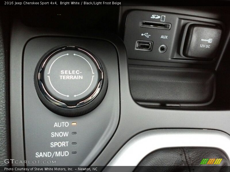Bright White / Black/Light Frost Beige 2016 Jeep Cherokee Sport 4x4