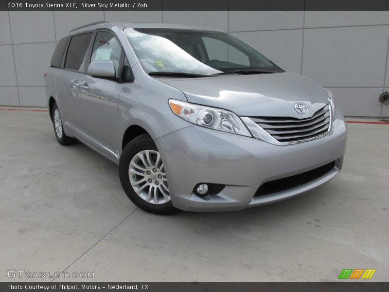 Front 3/4 View of 2016 Sienna XLE
