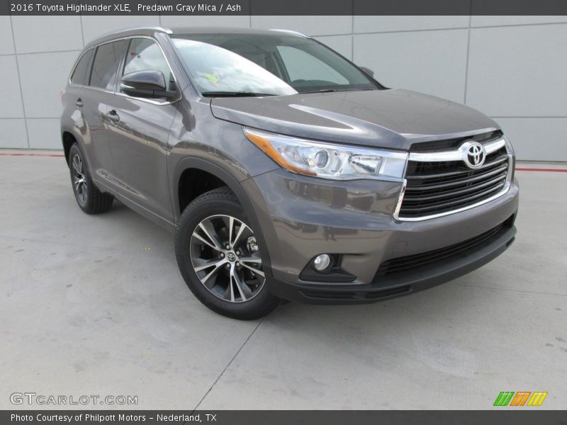 Front 3/4 View of 2016 Highlander XLE