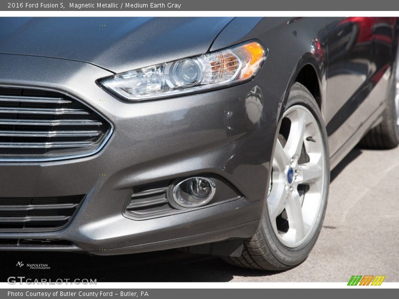 Magnetic Metallic / Medium Earth Gray 2016 Ford Fusion S