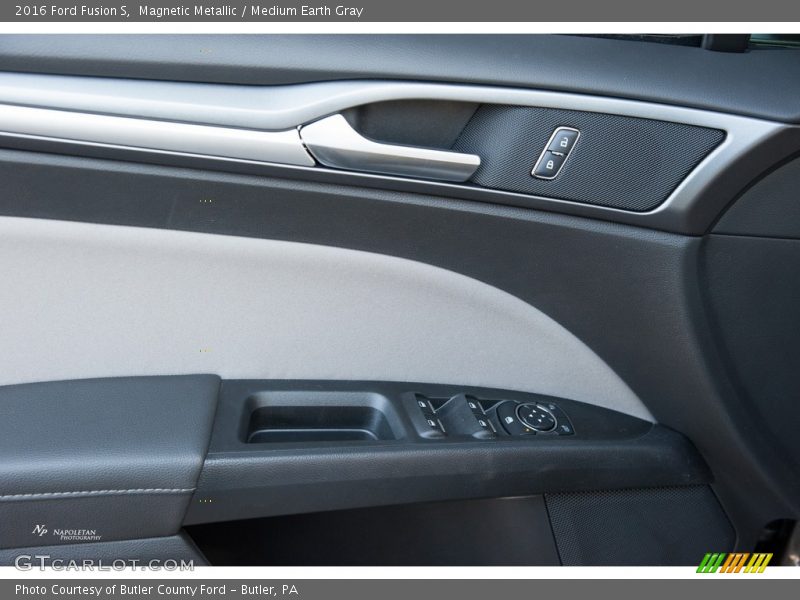 Magnetic Metallic / Medium Earth Gray 2016 Ford Fusion S