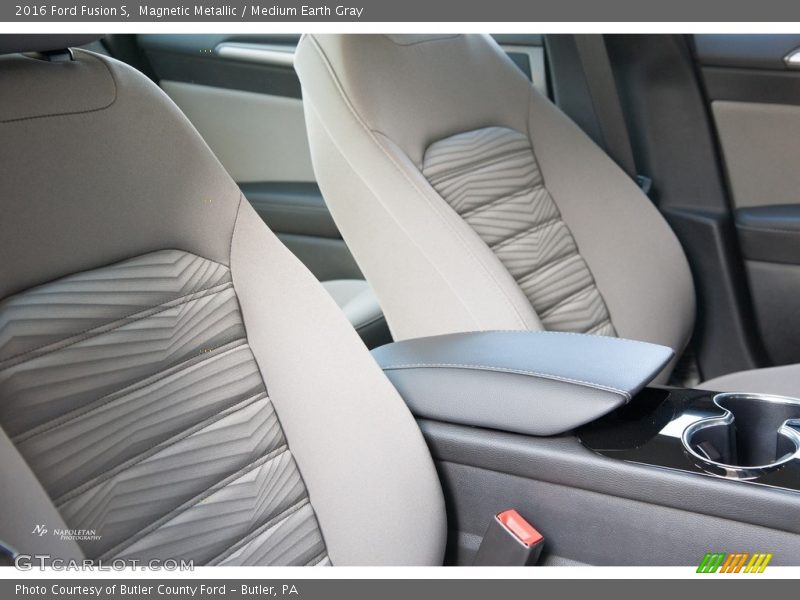Magnetic Metallic / Medium Earth Gray 2016 Ford Fusion S
