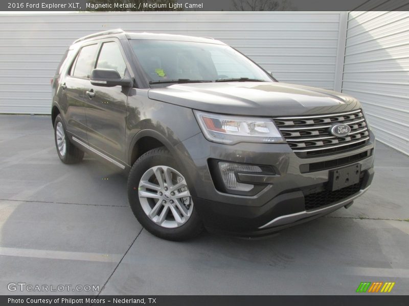 Front 3/4 View of 2016 Explorer XLT