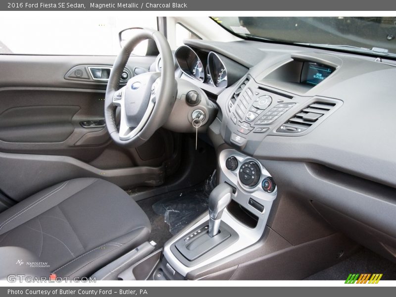 Magnetic Metallic / Charcoal Black 2016 Ford Fiesta SE Sedan