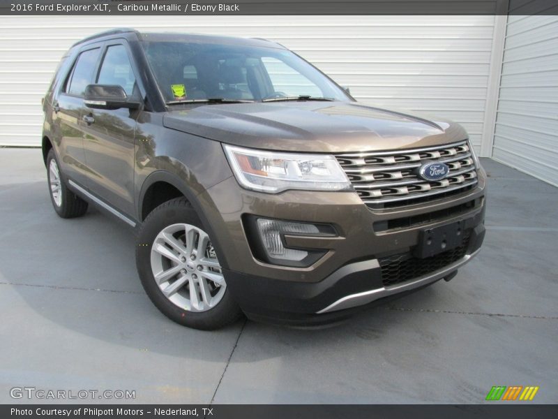 Front 3/4 View of 2016 Explorer XLT