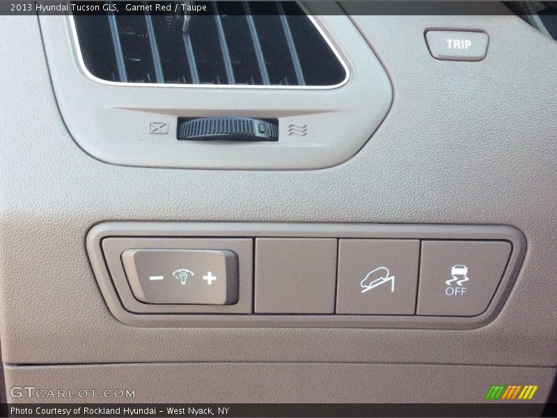 Garnet Red / Taupe 2013 Hyundai Tucson GLS