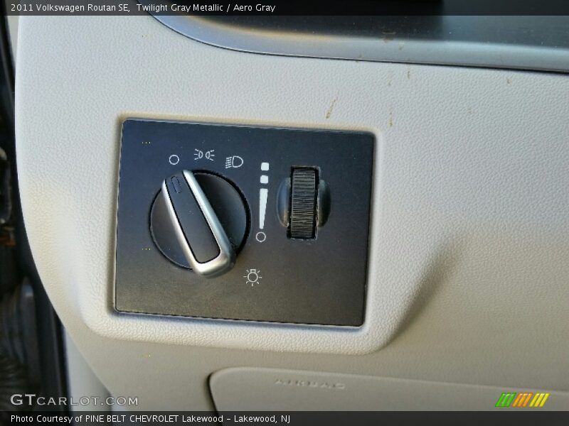 Twilight Gray Metallic / Aero Gray 2011 Volkswagen Routan SE