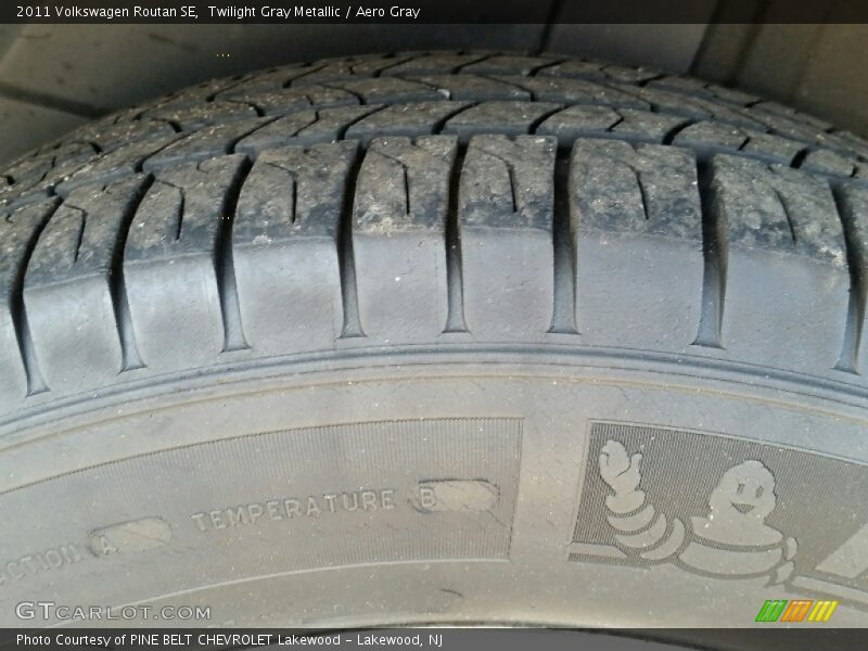 Twilight Gray Metallic / Aero Gray 2011 Volkswagen Routan SE