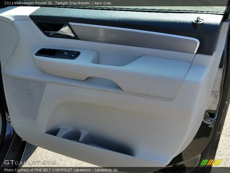 Twilight Gray Metallic / Aero Gray 2011 Volkswagen Routan SE
