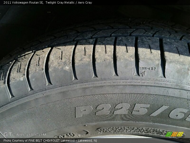 Twilight Gray Metallic / Aero Gray 2011 Volkswagen Routan SE