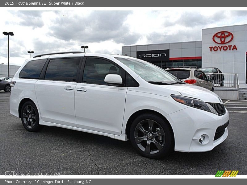 Super White / Black 2015 Toyota Sienna SE