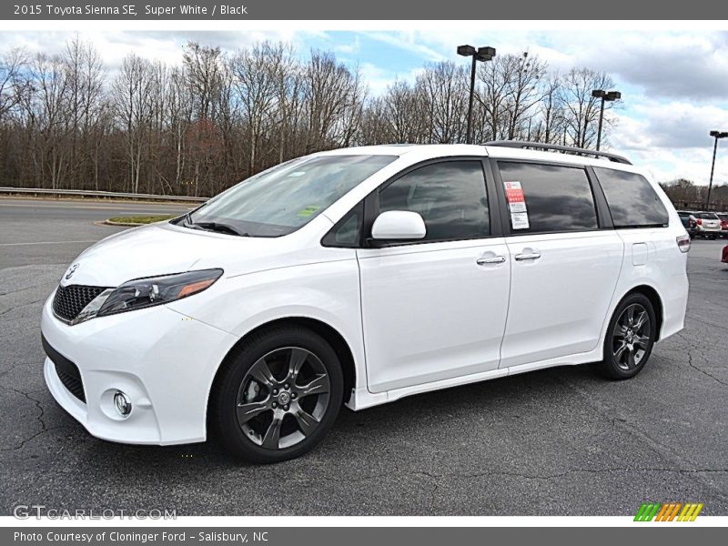 Front 3/4 View of 2015 Sienna SE