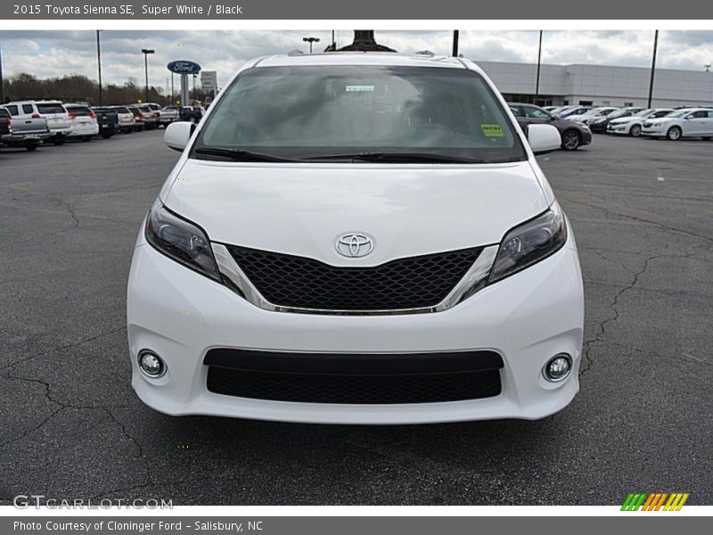 Super White / Black 2015 Toyota Sienna SE