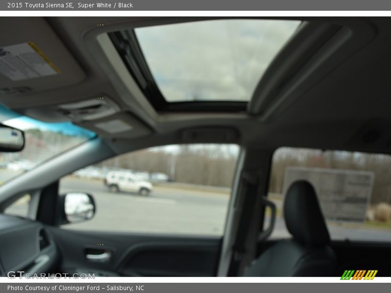 Super White / Black 2015 Toyota Sienna SE