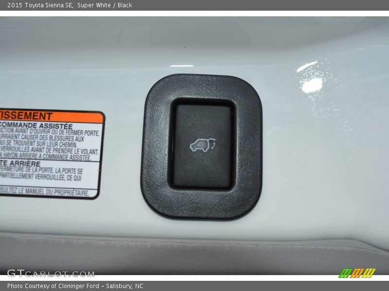Super White / Black 2015 Toyota Sienna SE