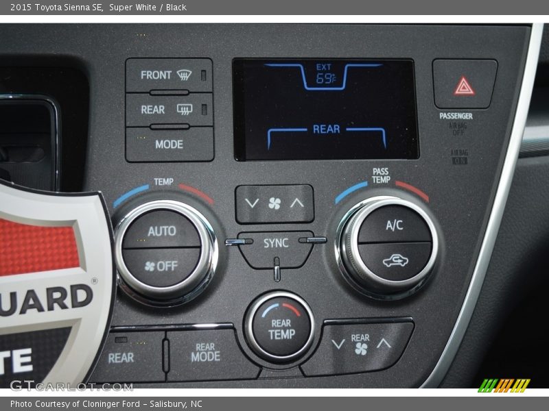 Super White / Black 2015 Toyota Sienna SE