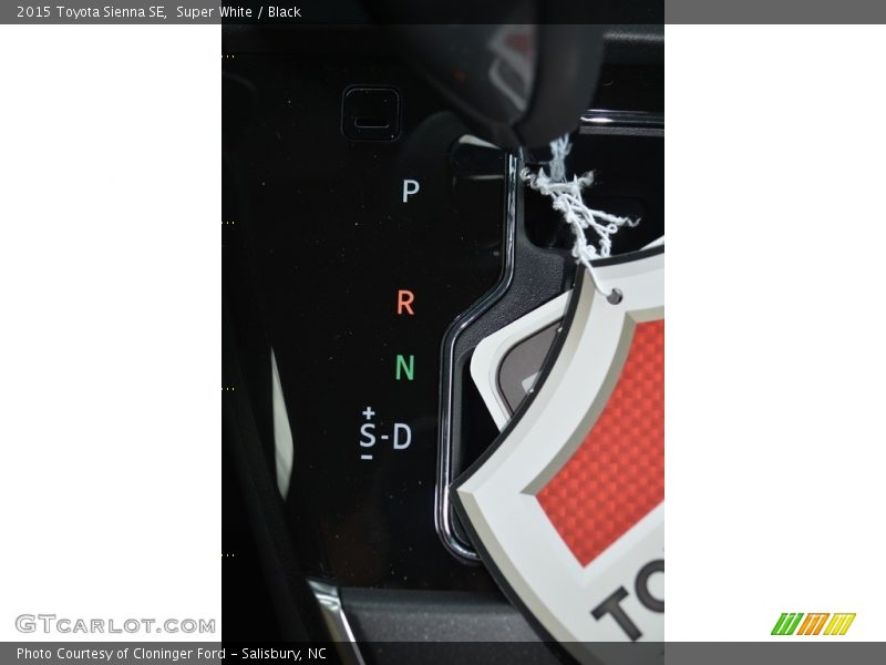 Super White / Black 2015 Toyota Sienna SE