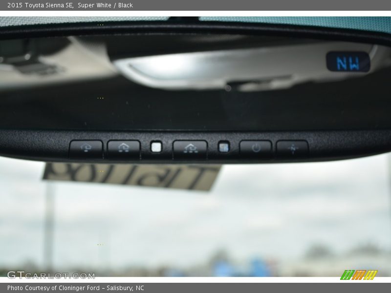 Super White / Black 2015 Toyota Sienna SE