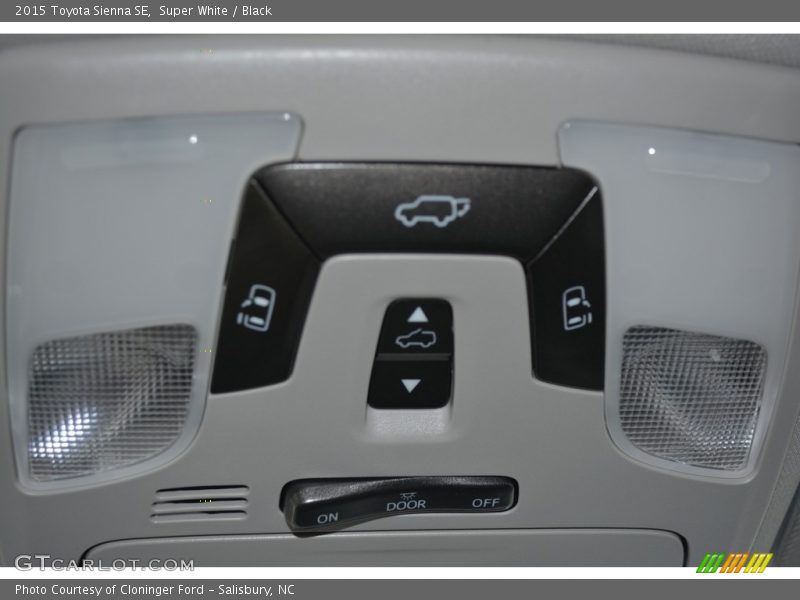 Super White / Black 2015 Toyota Sienna SE