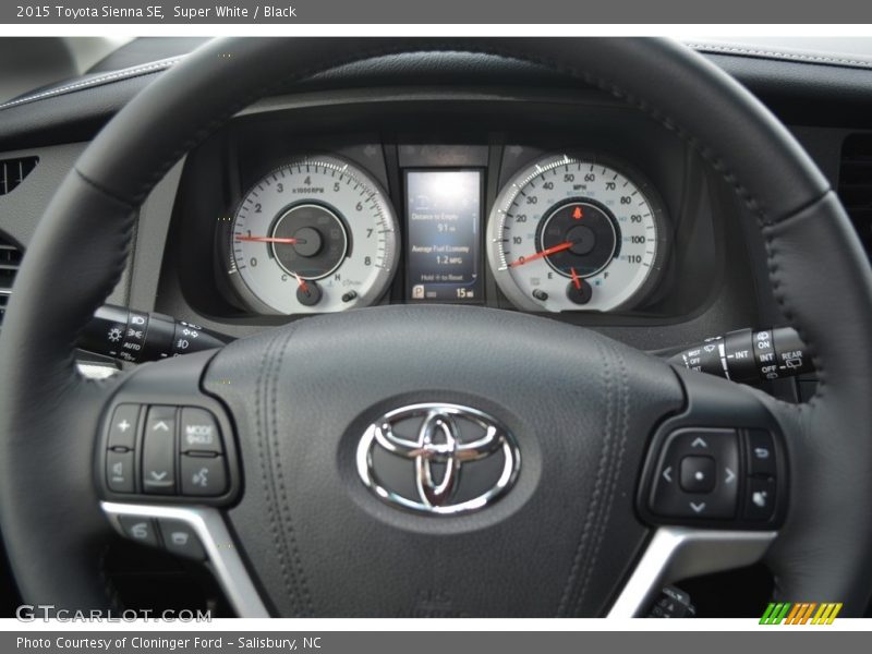 Super White / Black 2015 Toyota Sienna SE
