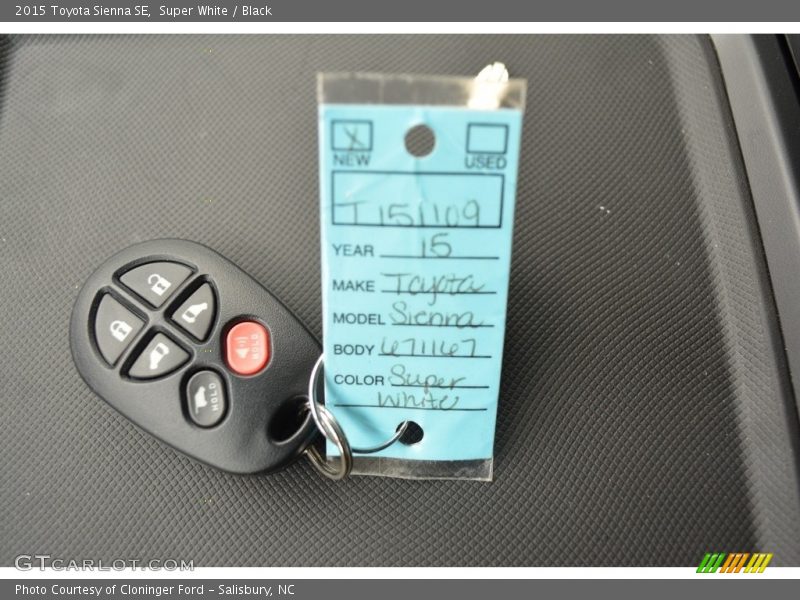 Super White / Black 2015 Toyota Sienna SE