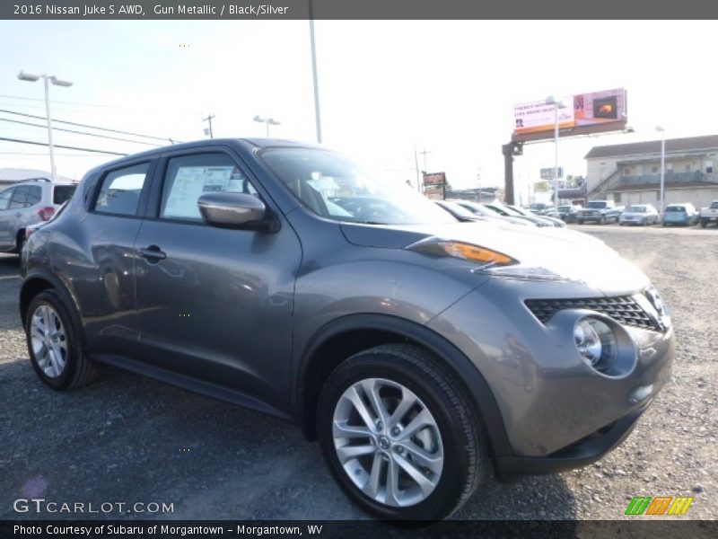 Gun Metallic / Black/Silver 2016 Nissan Juke S AWD