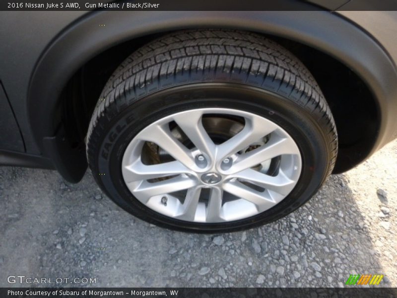 Gun Metallic / Black/Silver 2016 Nissan Juke S AWD