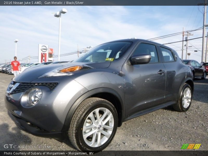 Front 3/4 View of 2016 Juke S AWD