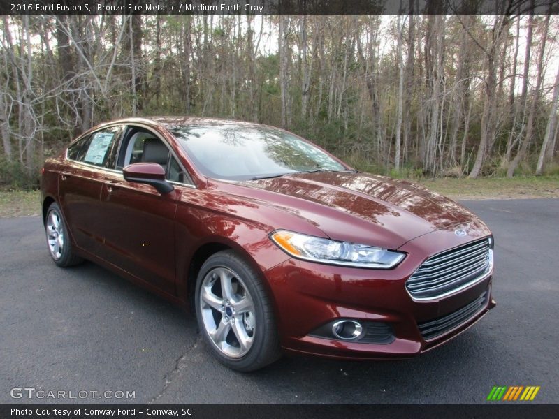 Front 3/4 View of 2016 Fusion S