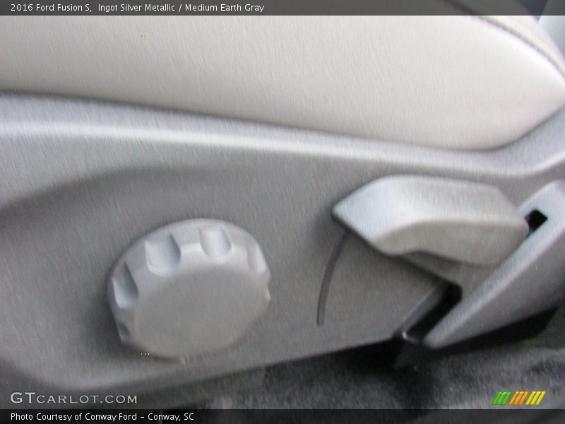 Ingot Silver Metallic / Medium Earth Gray 2016 Ford Fusion S