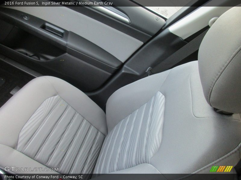 Ingot Silver Metallic / Medium Earth Gray 2016 Ford Fusion S