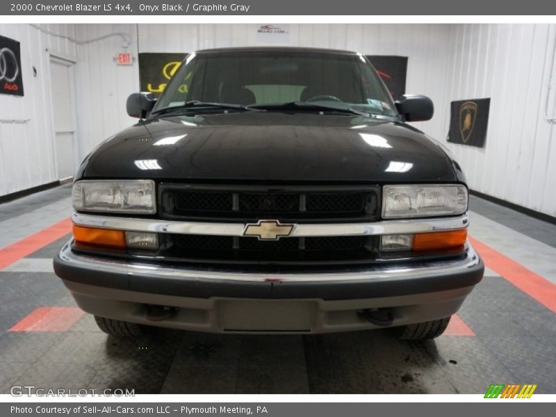 Onyx Black / Graphite Gray 2000 Chevrolet Blazer LS 4x4