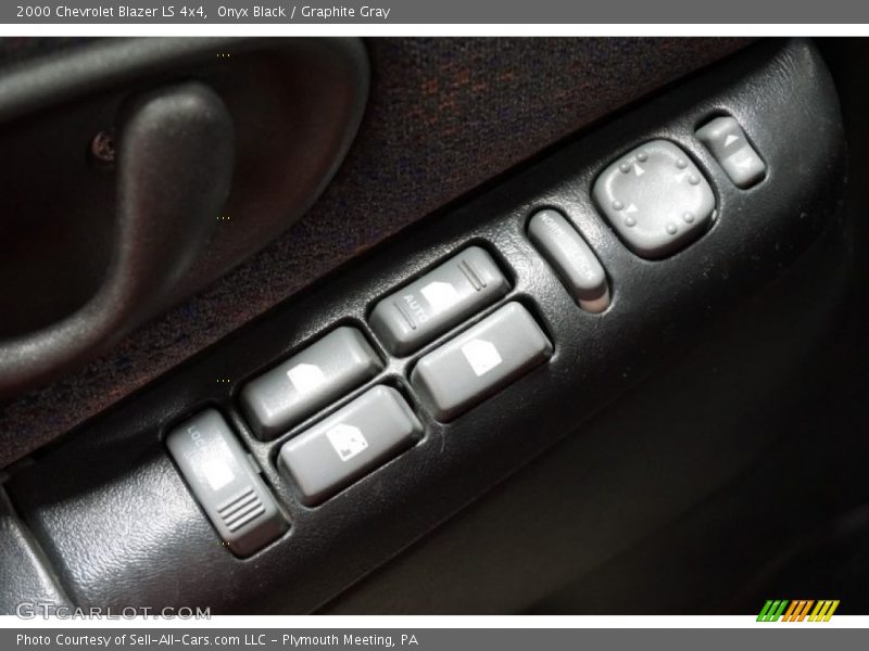 Onyx Black / Graphite Gray 2000 Chevrolet Blazer LS 4x4
