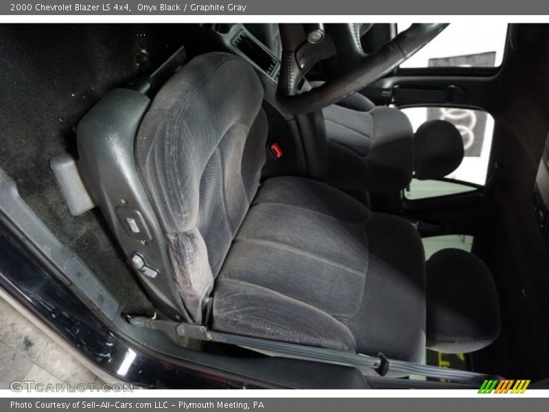 Onyx Black / Graphite Gray 2000 Chevrolet Blazer LS 4x4