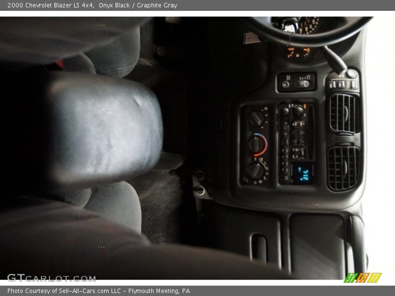 Onyx Black / Graphite Gray 2000 Chevrolet Blazer LS 4x4