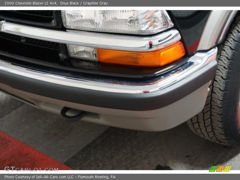 Onyx Black / Graphite Gray 2000 Chevrolet Blazer LS 4x4