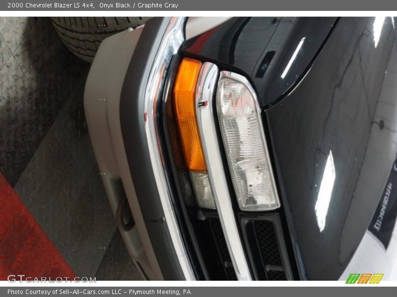 Onyx Black / Graphite Gray 2000 Chevrolet Blazer LS 4x4