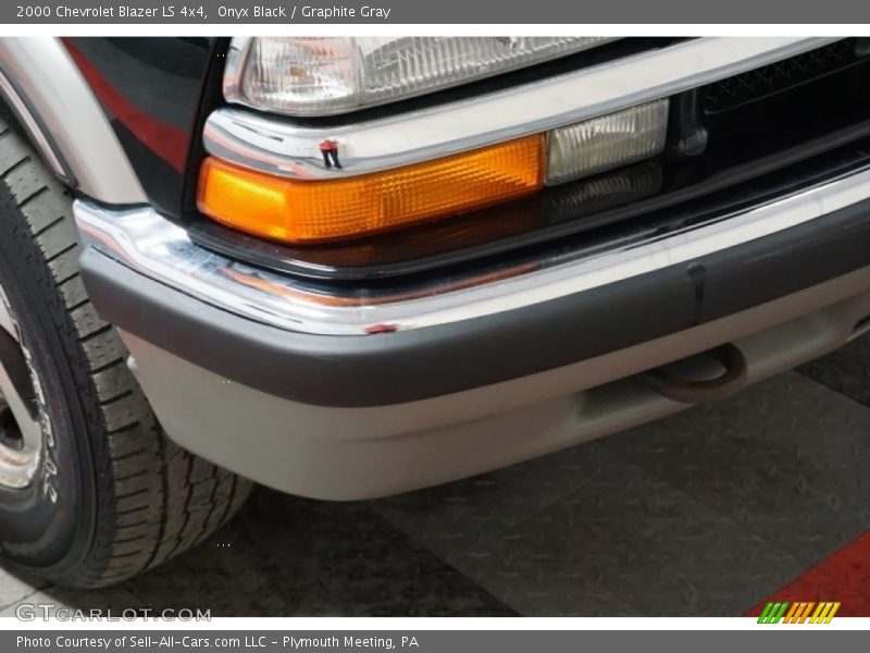 Onyx Black / Graphite Gray 2000 Chevrolet Blazer LS 4x4