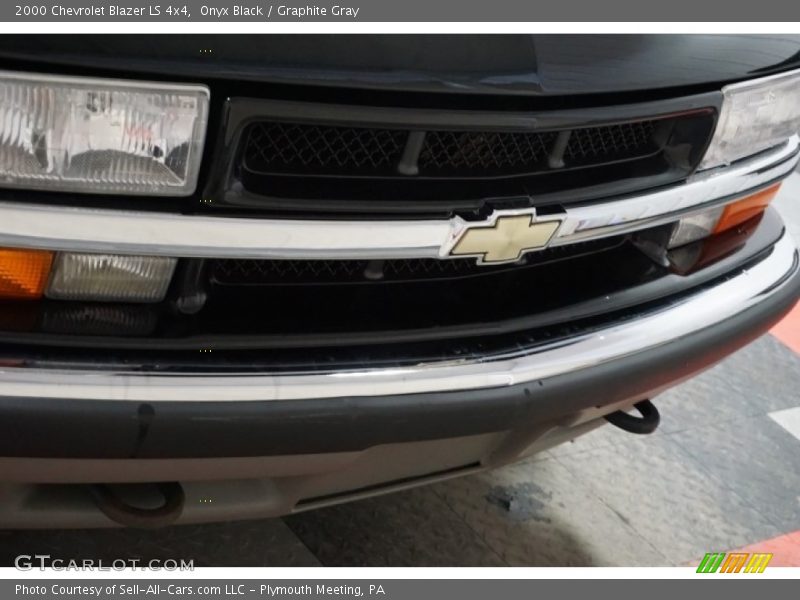 Onyx Black / Graphite Gray 2000 Chevrolet Blazer LS 4x4