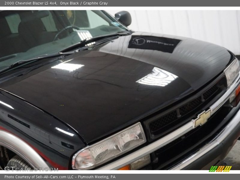 Onyx Black / Graphite Gray 2000 Chevrolet Blazer LS 4x4