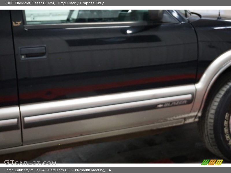 Onyx Black / Graphite Gray 2000 Chevrolet Blazer LS 4x4